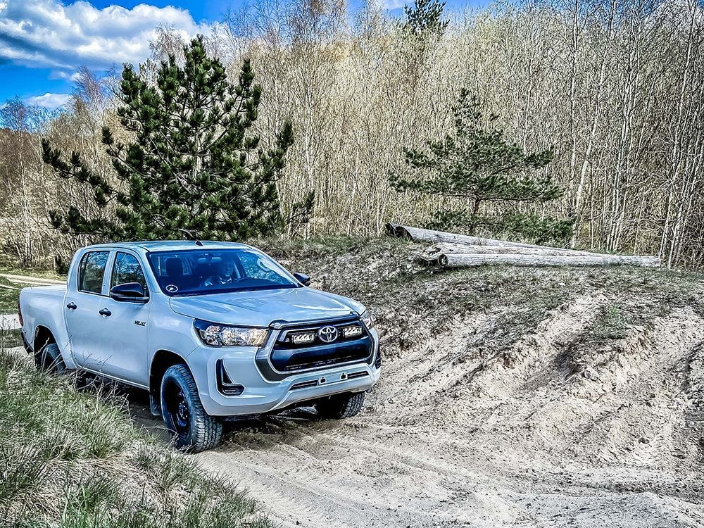 KIT ECLAIRAGE LED LAZER INTEGRE A LA CALANDRE POUR TOYOTA HILUX REVO (2021+)