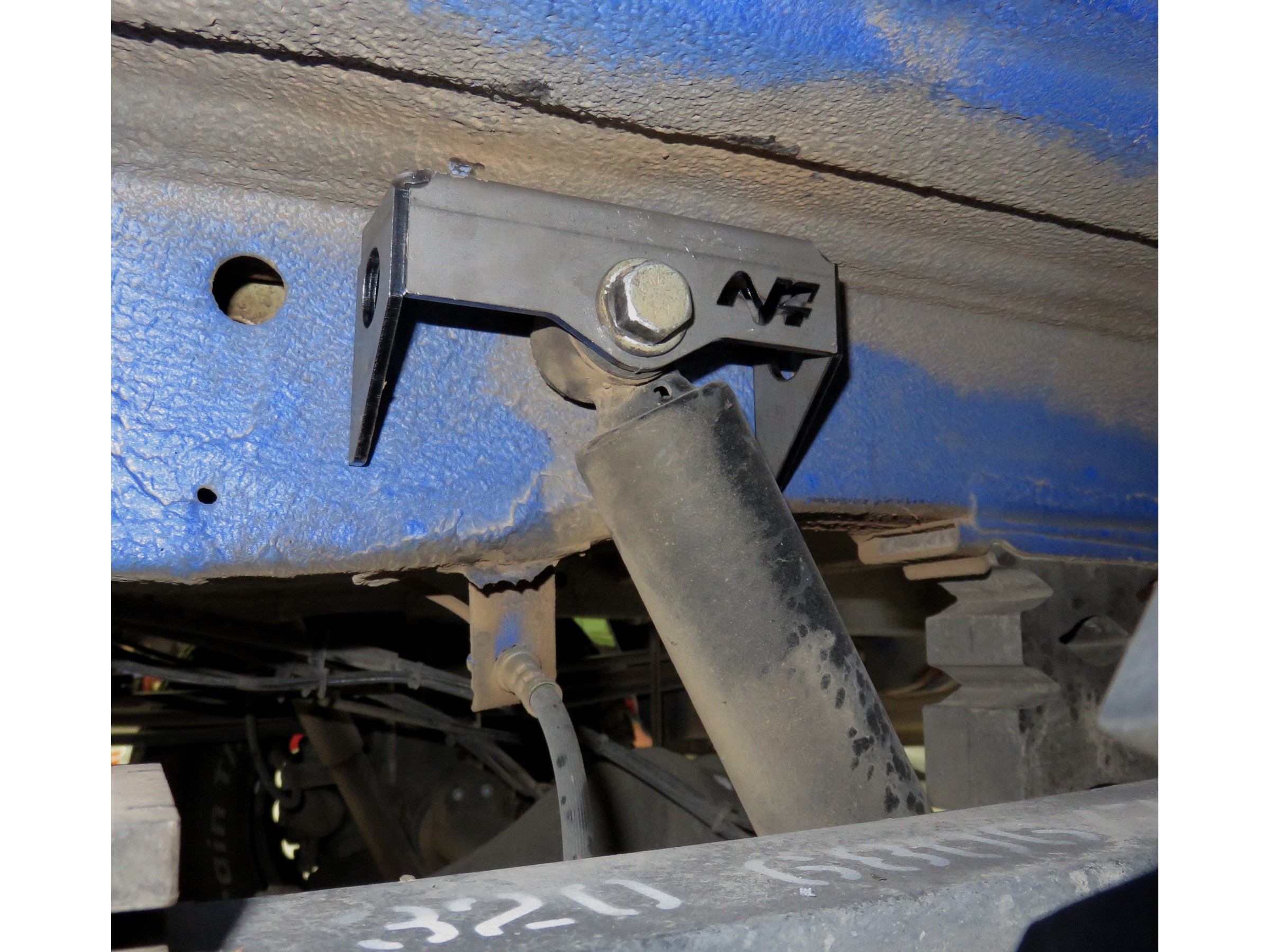 Kit de renforts d'ancrages supérieur d'amortisseur arrière pour Mercedes Sprinter 4x4 W906 W907